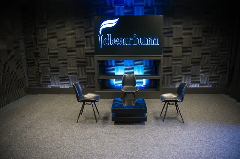 Talk-Set mit LED-Rückwand – FILMPARTNER24 Studio Berlin