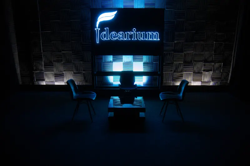 Lichtstimmung für die Sendung – FILMPARTNER24 Studio Berlin