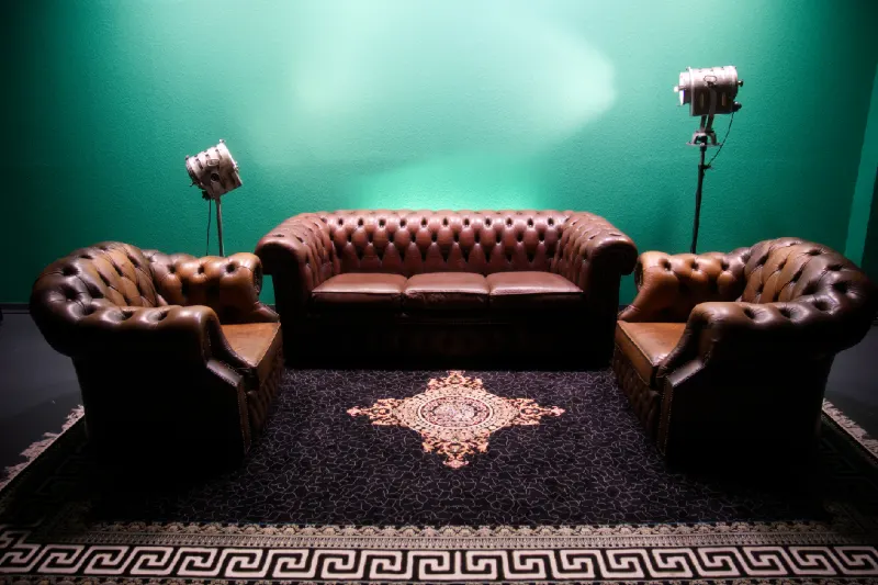 Lounge mit Chesterfield-Möbeln – FILMPARTNER24 Studio Berlin