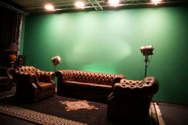 Lounge-Set im Studiolicht – FILMPARTNER24 Studio Berlin