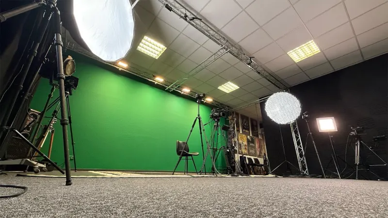 Green Screen mit Lichttraverse – FILMPARTNER24 Studio Berlin